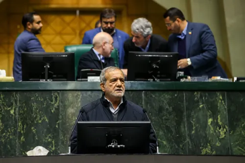 بالاتر از 100 نماینده پای سوال از رئیس دولت ایستاده اند از ارز تا بازار