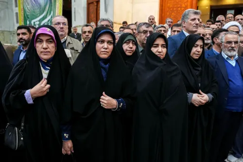 زنان نماینده در حرم بنیان گذار انقلاب به علاوه تصاویر